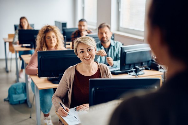 Teilnehmende einer Weiterbildung im Unterricht 