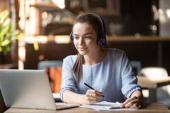 Frau vor Computer in einer Online-Schulung