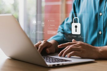 Mann meldet sich im Online-Portal an 